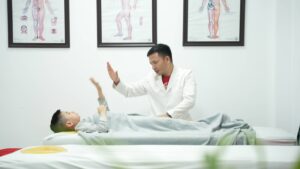 Xoa bóp bấm huyệt chi dưới tư thế nằm ngửa cho con