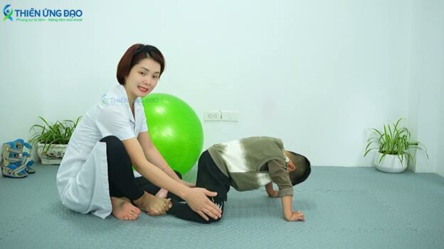 Khóa học Aloma Chương VII: Chuyển nằm sấp sang quỳ 4 điểm – Tập bò